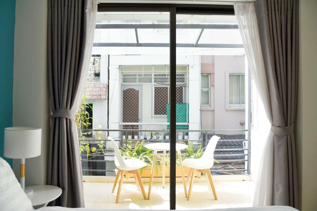 Cozrum Homes Delightful Corner Ho Chi Minh City Exterior photo